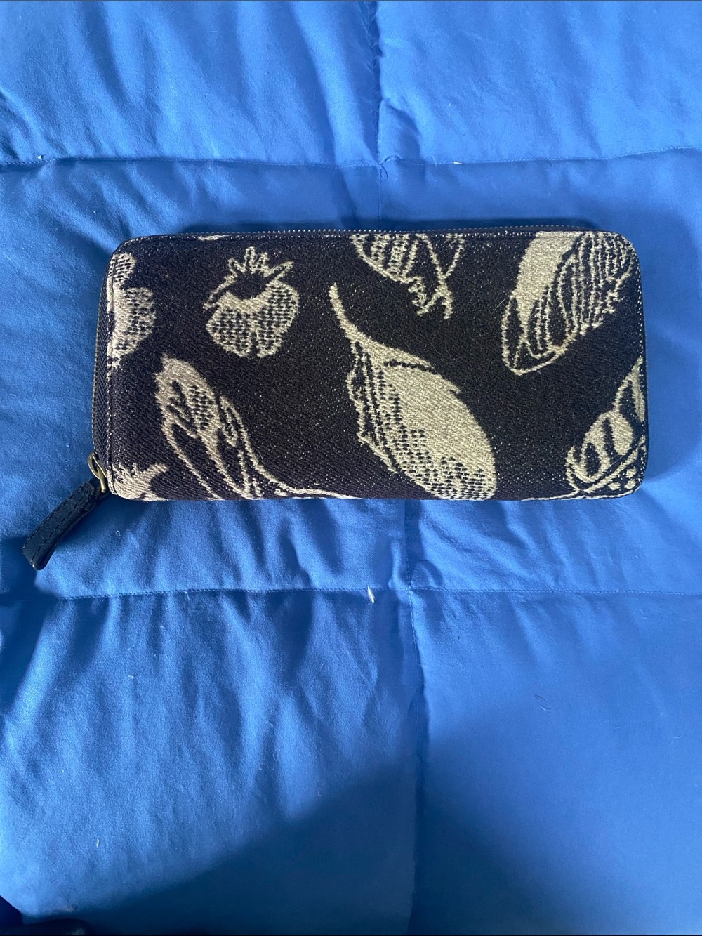 Pendleton Black and Cream Leaf-Pattern Zip Card Wallet